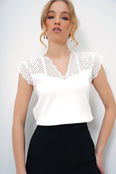 Trend Alaçatı Stili Dámská bílá prolamovaná sezónní pletená halenka s výstřihem do V ALC-X13378