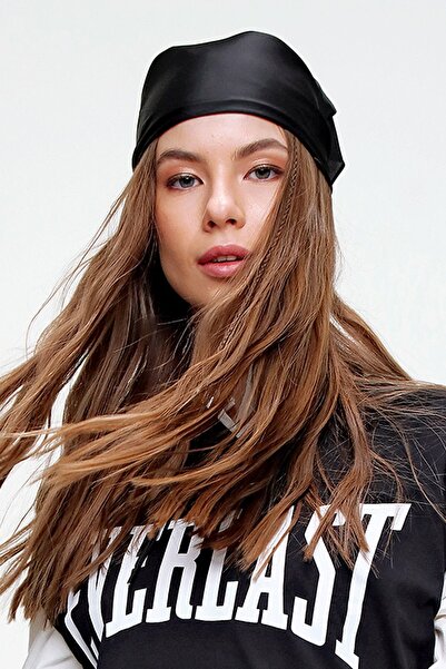 Trend Alaçatı Stili وشاح نسائي من الساتان الأسود Alc-A2181