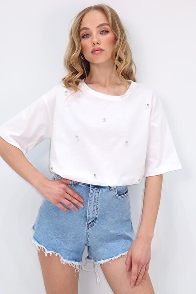 Trend Alaçatı Stili Ecrufarbenes Damen-T-Shirt mit Rundhalsausschnitt und übergroßer Perlen- und Steinstickerei ALC-X11964