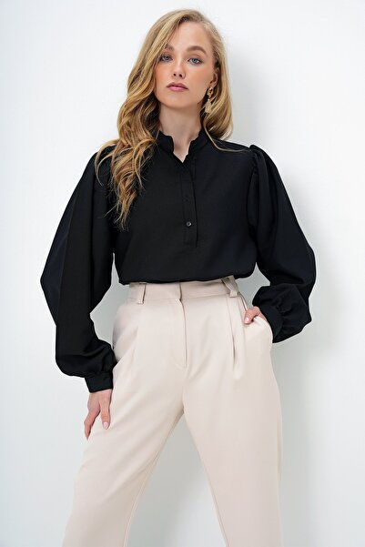 Trend Alaçatı Stili Dámská černá halenka s límečkem Hakim s polovičním zapínáním na knoflíky a balonovými rukávy z popelínu ALC-X14059