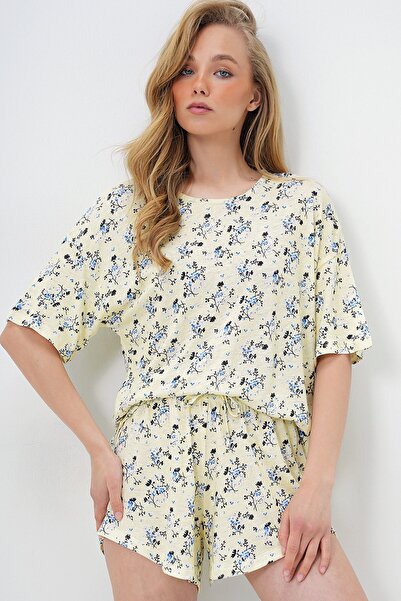Trend Alaçatı Stili Kadın Tereyağı Sarısı Çiçek Desenli Bisiklet Yaka Pamuklu T-Shırt Veşortlu Pijama Takımı PJM-X13906
