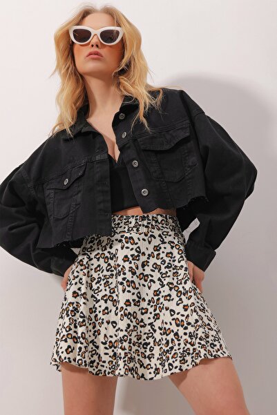 Trend Alaçatı Stili Dámska čierna bunda Crop Jean Jacket ALC-X9818 vpredu s dvojitým vreckom a gombíkom vpredu