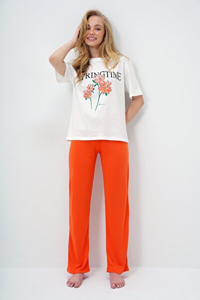 Trend Alaçatı Stili Női narancssárga nyakú, nyomott póló és egyszínű nadrág pizsama szett PJM-X13883