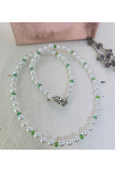 Amma Design Colier lucrat manual „Emerald Glow” cu perle albe și mărgele Toho verzi