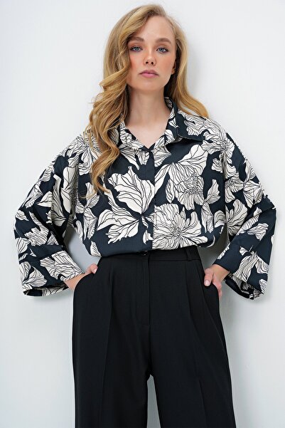 Trend Alaçatı Stili Koszula damska w kolorze ecru-czarnym z nadrukiem cyfrowym, oversize, z podwójnym rękawem, z wysokiej jakości tkaniny ALC-X13953