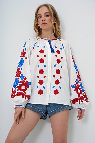 Trend Alaçatı Stili Kadın Beyaz Hakim Yaka Balon Kol Nakışlı Dokuma Gömlek Al...