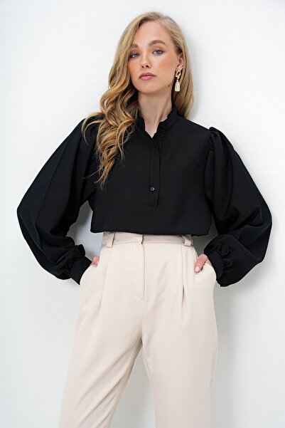 Trend Alaçatı Stili Dámská černá halenka s límečkem Hakim s polovičním zapínáním na knoflíky a balonovými rukávy z popelínu ALC-X14059