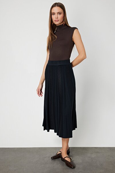 ON Velvet Detailed Pleated Maxi Length Knit Skirt