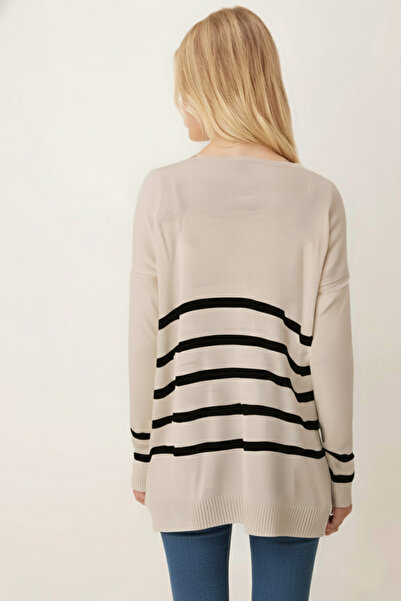 armonika Γυναικείο πουλόβερ με λαιμόκοψη σε σχήμα V με ρίγες μπροστά κοντό και πίσω μακρύ ARM-20K012008