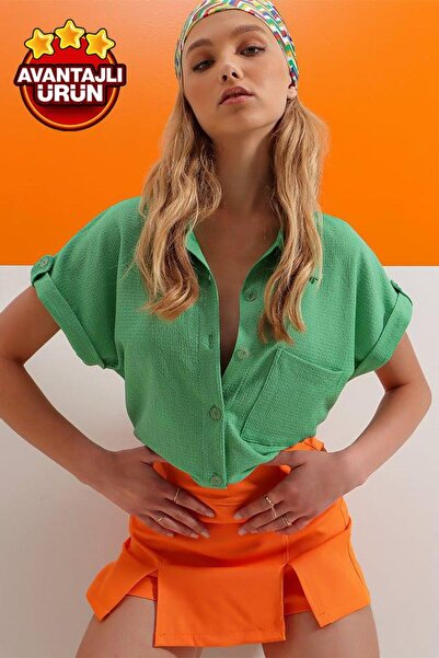 Trend Alaçatı Stili Kadın Yeşil Manşetli Duble Kısa Kollu Dokulu Gömlek ALC-X8724
