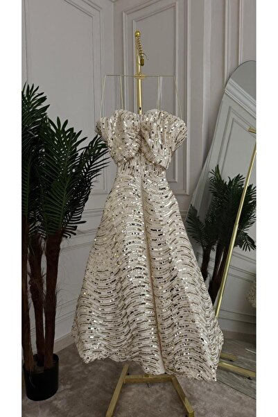 MALAZ Royal elegance embodied in a dress! 🤍