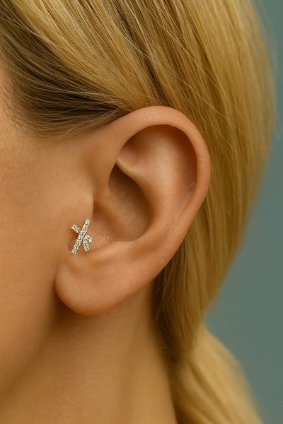 BY DİLEK ÇETİN ACCESSORY Çelik çapraz figürlü kıkırdak helix tragus piercing