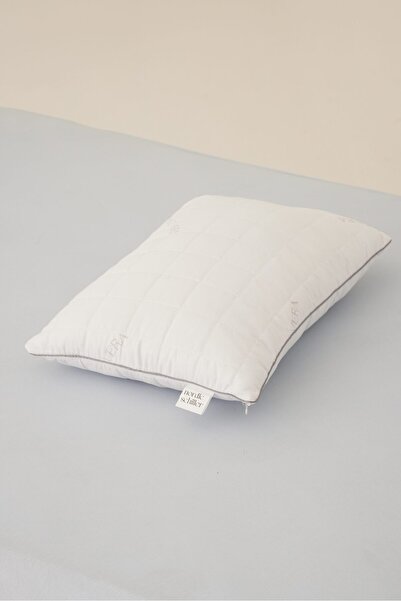 Nordic Schiller Pernă clasică cu umplutură din fibre siliconate și husă cu al...