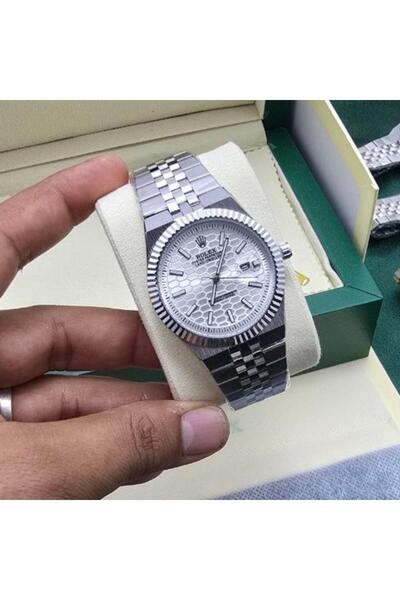 CN The Rolex Land-Dweller watch, inspired by the classic Datejust model, combines sophisticated elegance with superior craftsmanship.