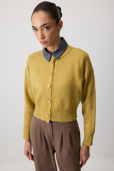Touché Privé Buttoned Short Knit Cardigan