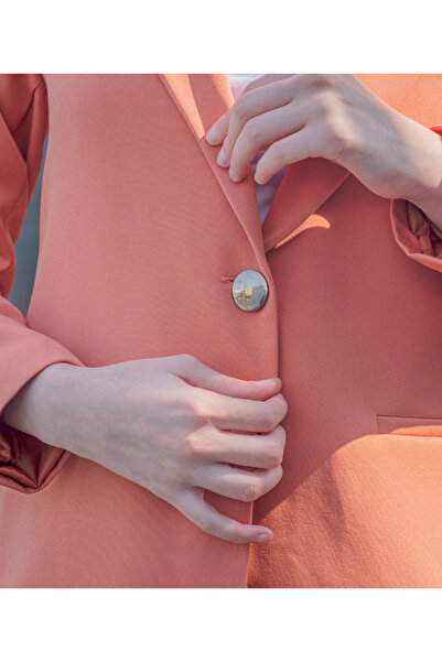 MQ A formal outfit that's both casual and classic