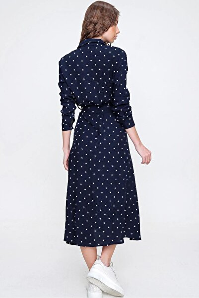 Trend Alaçatı Stili Γυναικείο φόρεμα πουκάμισο από υφασμένο βισκόν με σχέδιο μπλε πουά ALC-X6247