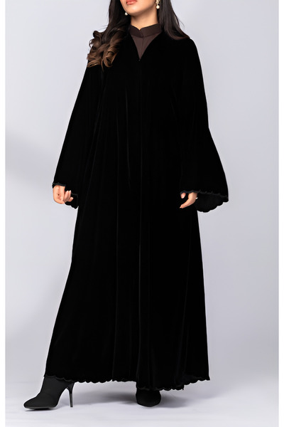 outline Black quarter-circle winter abaya in velvet with distinctive embroidery