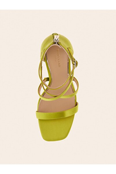 Guess أحذية بايز النسائية ذات الكعب العالي