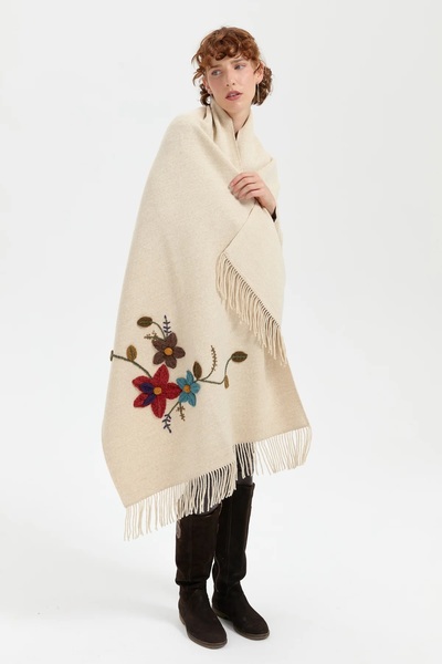 Desen 24073 Knitted Flower-Embroidered Tassel Shawl
