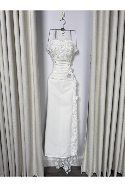 Onila Elegant white dress with roses