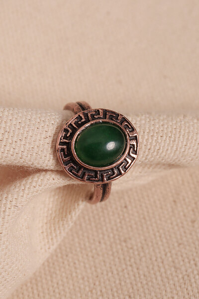 Süspüs Accessories خاتم نحاسي بيضاوي الشكل مرصع بحجر العقيق الأخضر