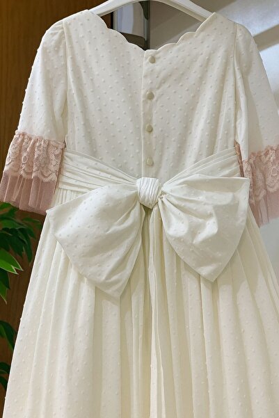 menninas Long lace wedding dress, communion dress