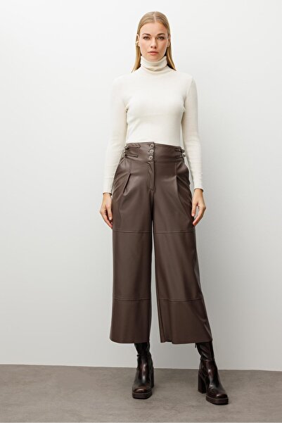 Moda İlgi Modailgi Kemer Kısmı Deri Toka Detaylı Yandan Cepli Pileli Ara Boy Pantolon Kahve