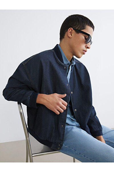 LC Waikiki جاكيت جينز رجالي بتصميم بومبر بياقة كلية مريحة من إنديجو