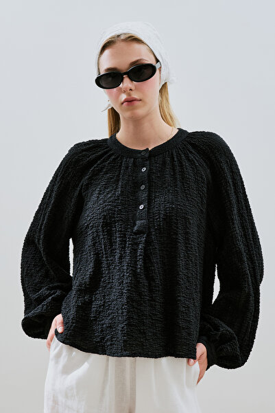 Manuka Textured Collar Buttoned Blouse Black