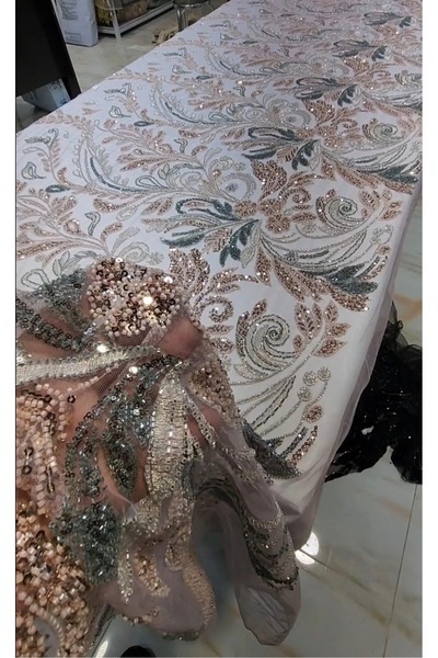 JONADAN Luxurious tulle fabric with intricate hand embroidery, combining elegance and femininity in every thread.