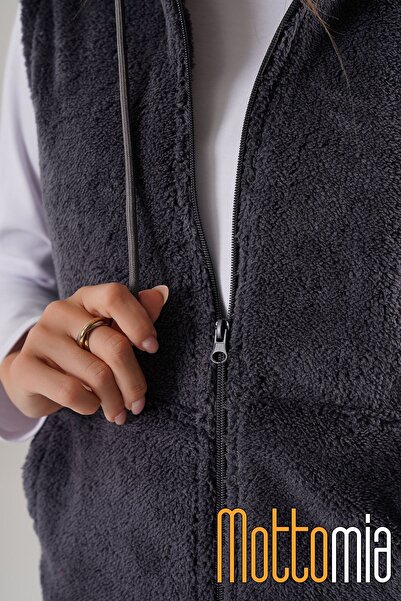 mottomia Red Fleece Hooded Zippered Women's Plush Vest with Pockets Warm Furry Winter Coat Look