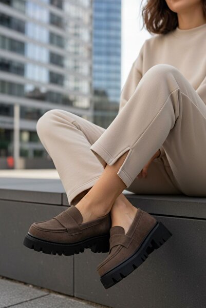 M&B Άνετο και μοντέρνο μοντέλο loafer από σουέτ με ύψος σόλας 4 εκατοστών. Ιδανικό για καθημερινή χρήση