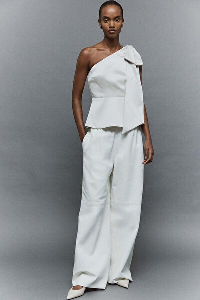 H&M بلوزة بكتف واحد وتفاصيل فيونكة