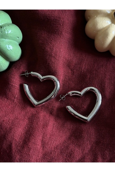 Butik أقراط فضية على شكل قلب