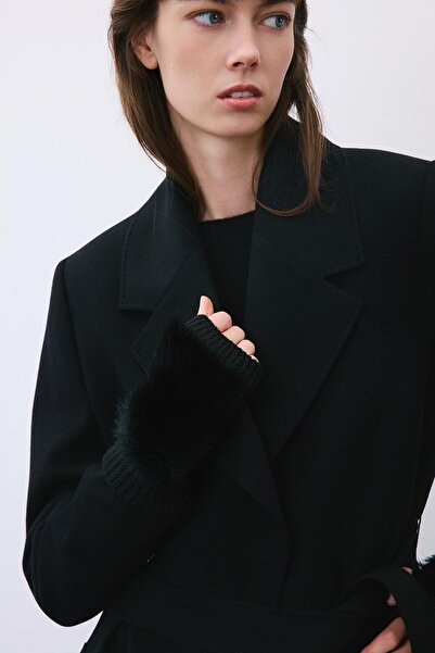 rue Feather Textured Black Knit Gloves