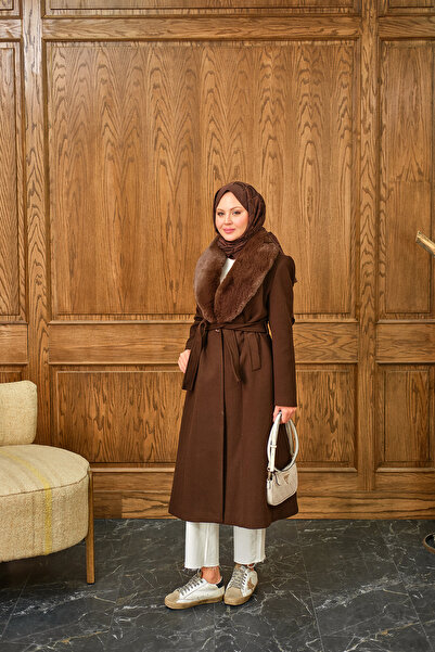 LOCCO Palton de damă cu guler de blană, lungime midi, cu două rânduri de nasturi maro