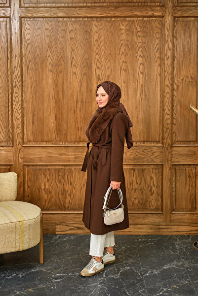 LOCCO Palton de damă cu guler de blană, lungime midi, cu două rânduri de nasturi maro