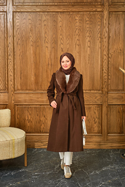 LOCCO Palton de damă cu guler de blană, lungime midi, cu două rânduri de nasturi maro