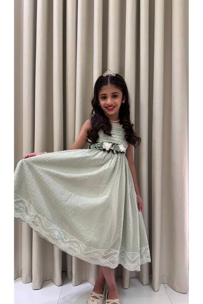 gmax فستان بناتي بنقشات نقطية بارزة يتزيّن بدانتيل ومزين بورود