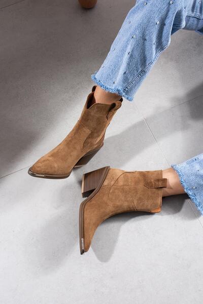 FSKOMBİN Cyrus Tan Suede Genuine Leather Pointed Toe Women's Heeled Boots with Accessory Detail on the Toe