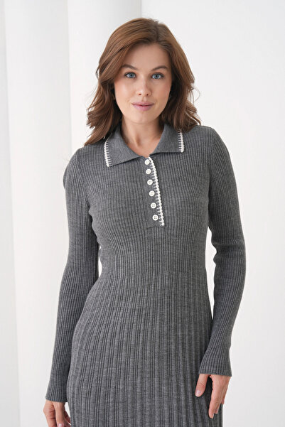 Park Karon Γυναικείο φόρεμα με λαιμόκοψη πόλο με λεπτομέρεια με κουμπιά πλέξη ριμπ μακρύ πλεκτό φόρεμα