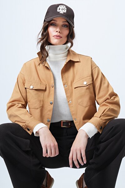 VAGGON Women's Camel Snap Closure Double Pocket Crop Shirt Vs01505