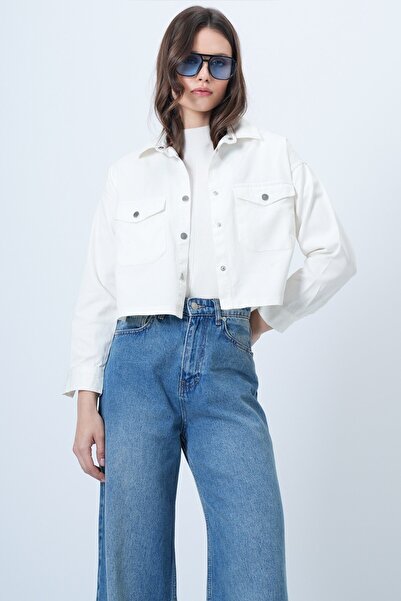VAGGON Women's White Snap Closure Double Pocket Crop Shirt Vs01505