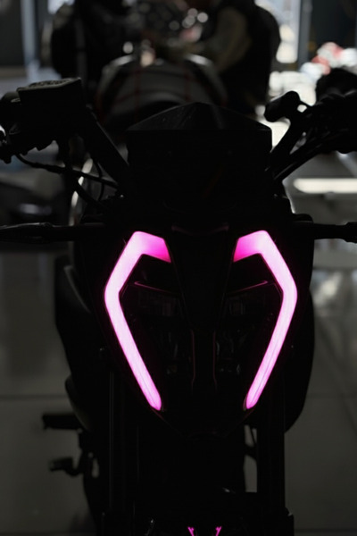 Banxtre Benelli 125S ve RKS 125S için Pembe Renk Far Filmi Far Tasarım Sticker