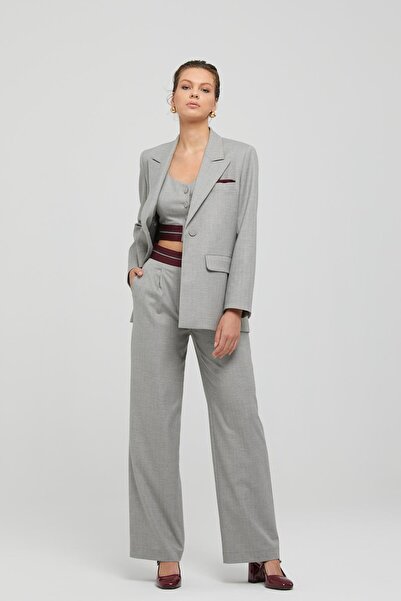 Naar سترة نسائية رمادية بأكمام طويلة ورقبة مدببة وأزرار للإغلاق مع تفاصيل الج...