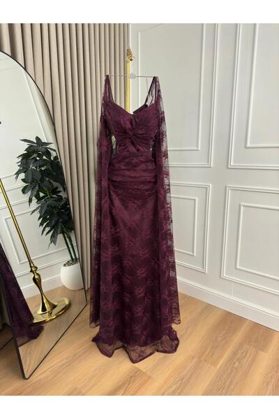 FAKHM AL SAWAR A very luxurious burgundy lace party dress