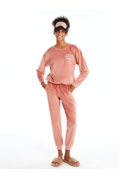 LC Waikiki Σετ γυναικείες πιτζάμες με βελούδινο κέντημα με λαιμόκοψη