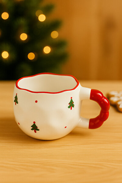 Çağ Seramik Yılbaşı Ağaç Desenli El Yapımı Seramik Kupa – Kırmızı Kulplu Krem Kahve Kupası
