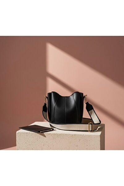 Millacom Hand with a Wallet. Shoulder and Crossbody Bag